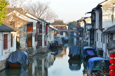 周莊到同裡怎麼坐車? 周莊的歷史建築群與同裡的現代發展有何異同?